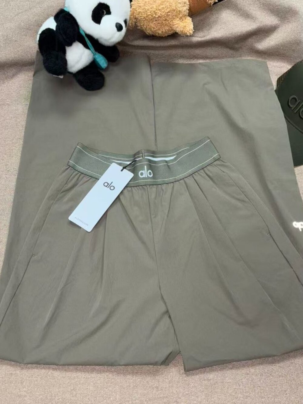 🏝Alo Yoga Suit Up Trouser olive color regular fit 30-inch inseam length 🤍